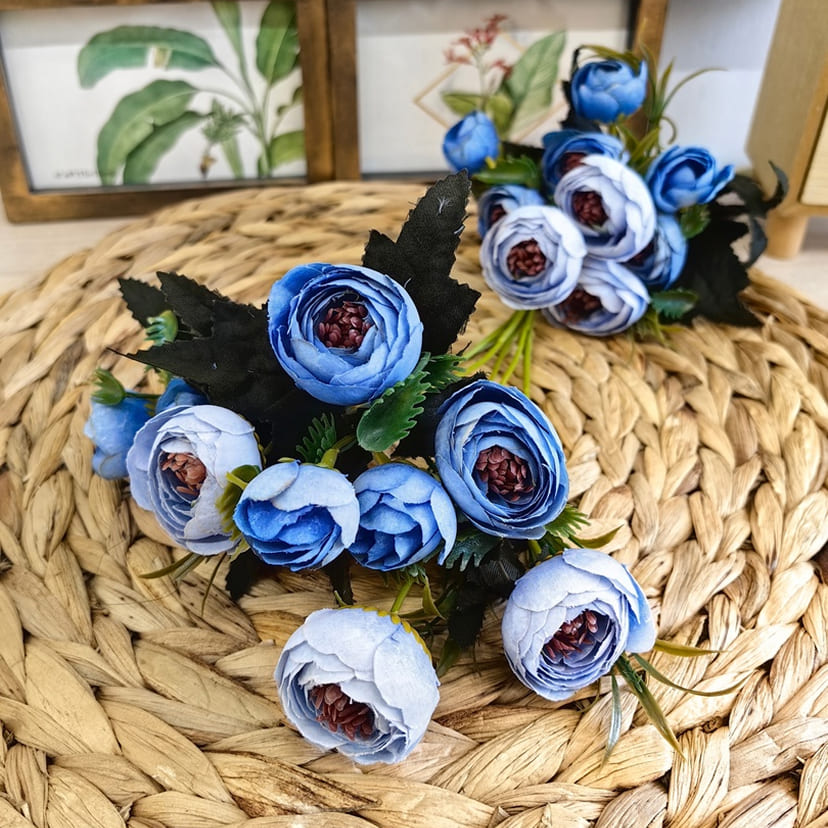 Искусственные цветы на могилу в Дзержинске | Цветы искусственные «Камелии», голубые, букет