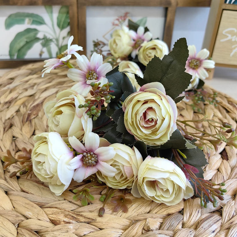 Искусственные цветы на могилу в Дзержинске | Цветы искусственные «Камелии с мелкоцветом», сиренево-молочные, букет